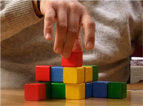 mão a pegar em blocos