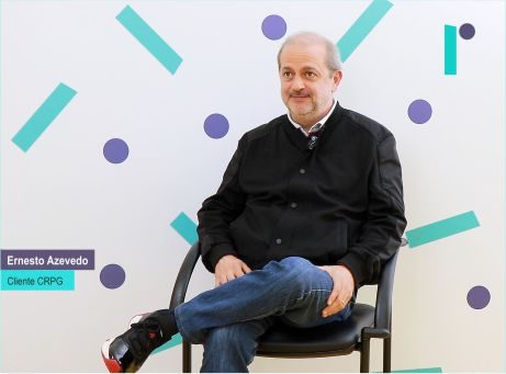 fotografia de Ernesto Azevedo sentado a partilhar o seu testemunho