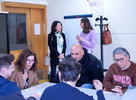 Fotografia de Joelma Santos a falar com técnica do CRPG durante a visita ao CRPG