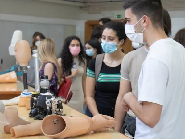 alunos em visita ao serviço de fornecimento de materiais de apoio