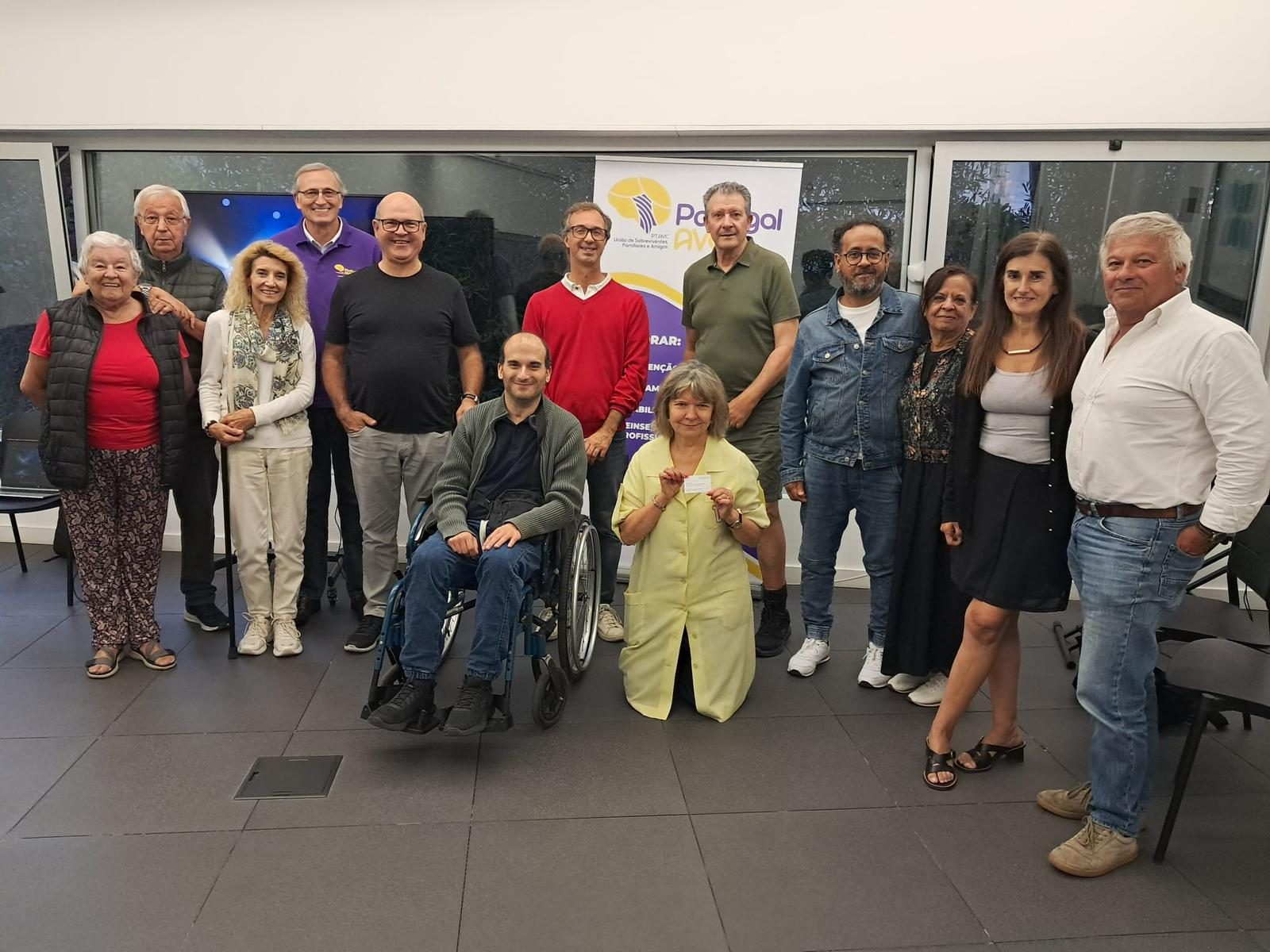 b8b2435f-ebf9-43bf-8be8-4bdc4a32d779 fotografia de grupo de pessoas lado a lado a sorrirem para a fotografia