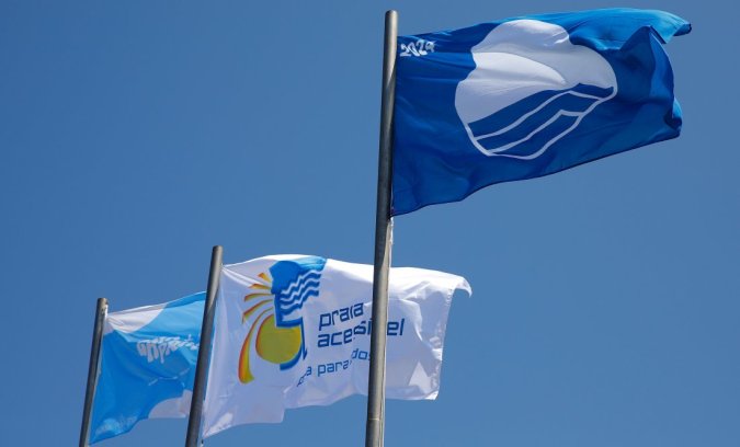 Fotografia de bandeiras hasteadas