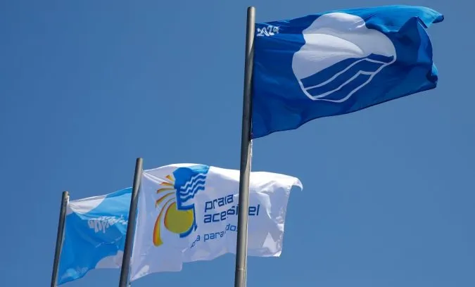 Fotografia de bandeiras hasteadas