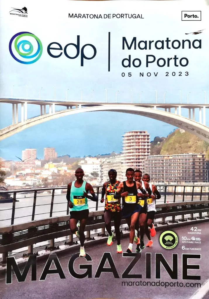 capa da revista EDP Maratona do Porto Magazine. Atletas a correr na marginal do Rio Douro com a ponte da arrábida atrás