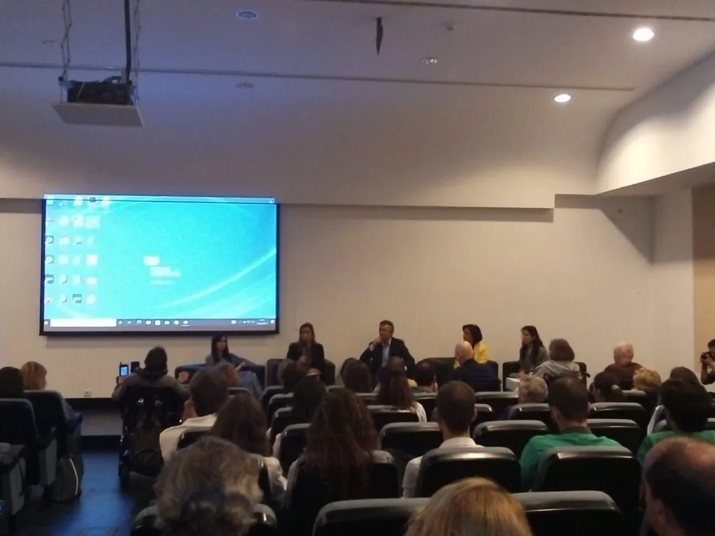 fotografia de pessoas no auditório