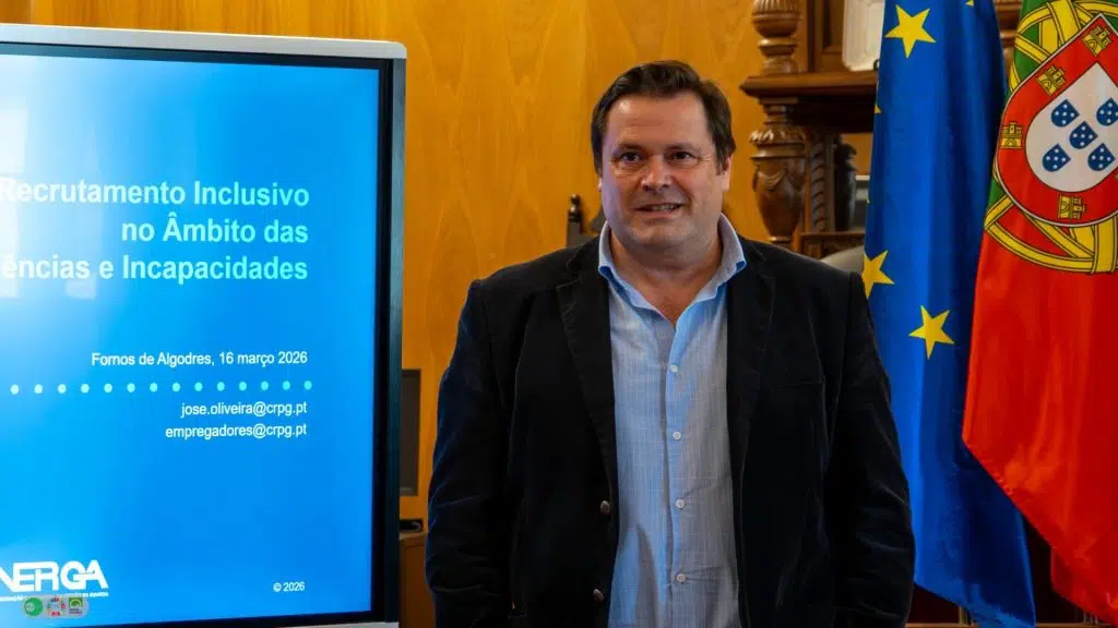 Fotografia de colaborador do CRPG em pé durante a sua apresentação