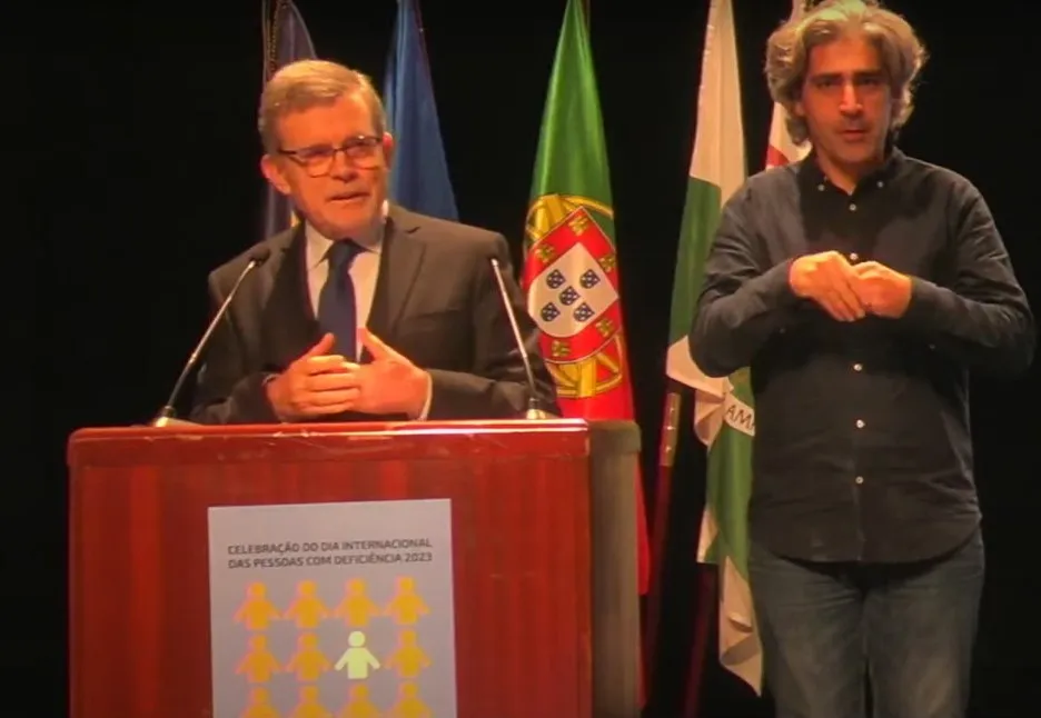 fotografia de Dr. Jerónimo durante a sua apresentação nas Comemorações do Dia Internacional das Pessoas com Deficiência