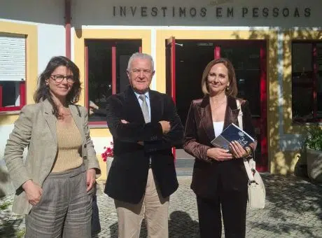 3 pesssoas, lado-a-lado, à porta da Fundação ADFP a sorrirem para a fotografia
