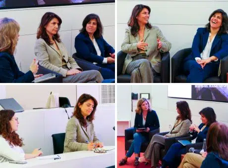 montagem de 4 fotografias de pessoas sentadas a conversar durante o evento
