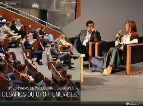 10as Jornadas de Psiquiatria e Saúde Mental. Desafios ou oportunidades? Montagem de duas fotografias. Pessoas sentadas no auditório a assistir a apresentação; Duas pessoas sentadas em poltronas, no palco, enquanto conversam.