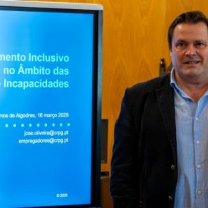 Fotografia de colaborador do CRPG em pé durante a sua apresentação