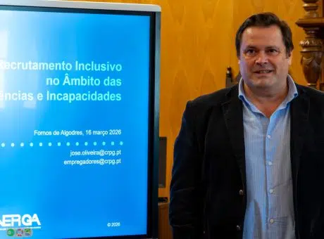 Fotografia de colaborador do CRPG em pé durante a sua apresentação