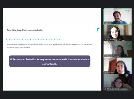 screenshot do ecrã durante a sessão online. Em destaque está a apresentação com conteúdos e à direita imagens dos vários participantes na sessão.