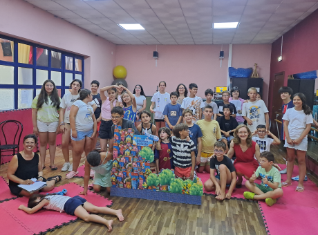 alunos que participara na ação, em sala de aula em grupo a olharem para a fotografia