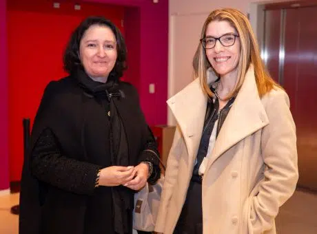 duas colaboradoras do CRPG lado a lado a sorrirem.