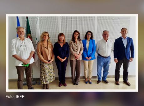 grupo de pessoas, em pé, lado a lado a sorrirem para a fotografia