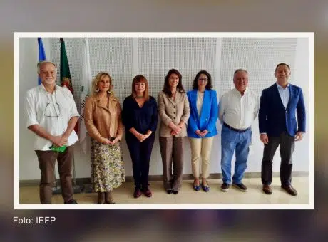 grupo de pessoas, em pé, lado a lado a sorrirem para a fotografia