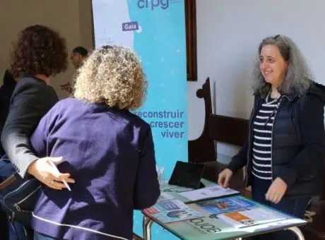 fotografia com 3 pessoas, em grupo a sorrirem durante o evento