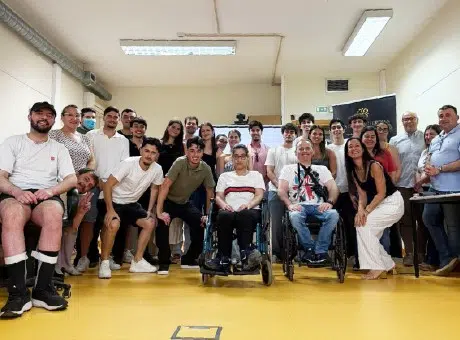 fotografia de grupo de pessoas, em pé, lado a lado, a sorrirem para a fotografia