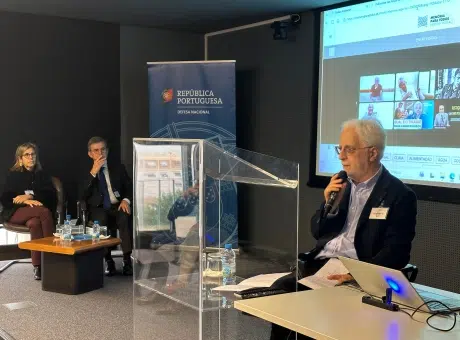 pessoa numa cadeira de rodas com microfone na mão a realizar uma apresentação.