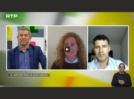 frame da Sociedade Civil da RTP2. No ecrã está o apresentador, Isabel Fonseca do CRPG e o Tiago cliente do CRPG, a conversarem.