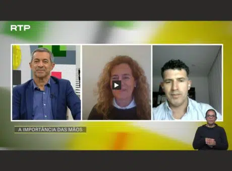 frame da Sociedade Civil da RTP2. No ecrã está o apresentador, Isabel Fonseca do CRPG e o Tiago cliente do CRPG, a conversarem.