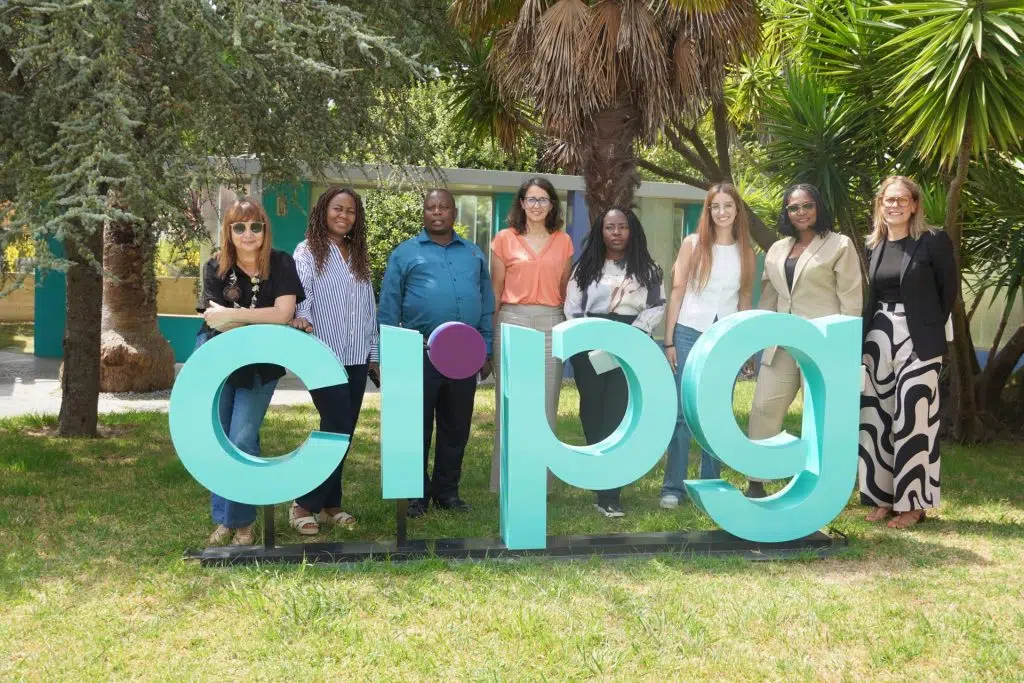 fotografia de todos lado a lado, no jardim, a sorrirem para a fotografia e com as letras do CRPG no jardim.