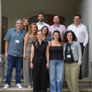 10 pessoas em pé numa escadaria a sorrirem para a fotografia