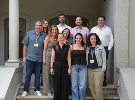 10 pessoas em pé numa escadaria a sorrirem para a fotografia