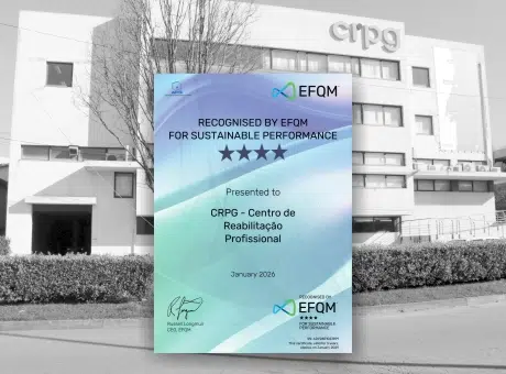 fotografia da fachada do CRPG com a imagem do certificado EFQM Recognised by EFQM for sustainable performance
