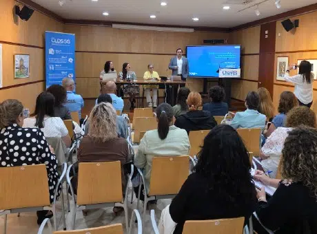 Fotografia de pessoas sentadas a assistir a apresentação do CRPG.