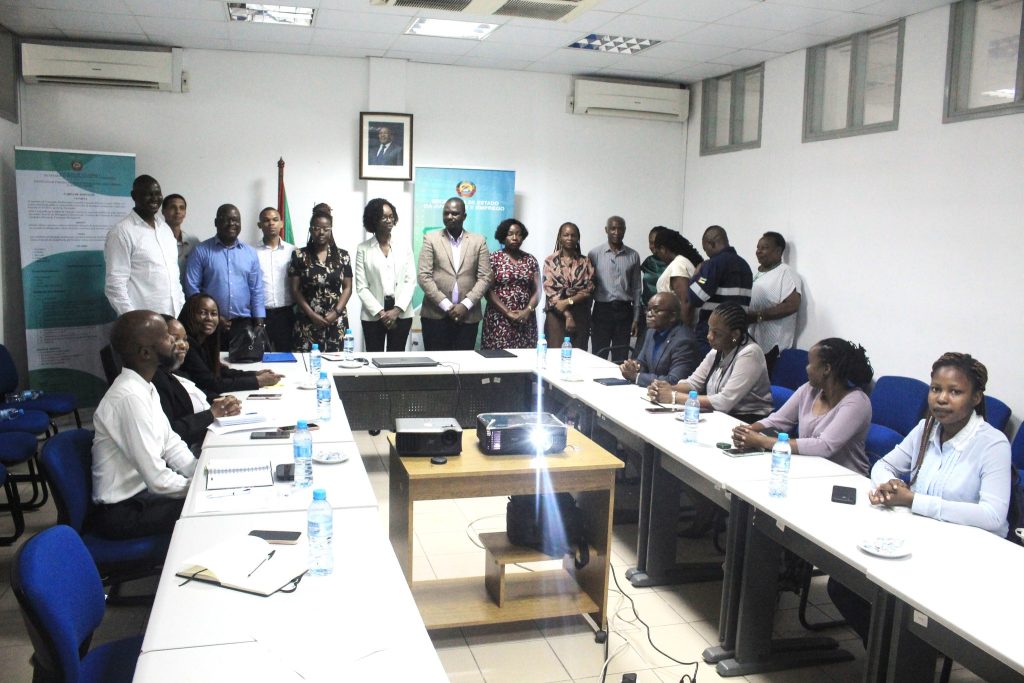Fotografia dos participantes na formação de formadores moçambicanos na sala