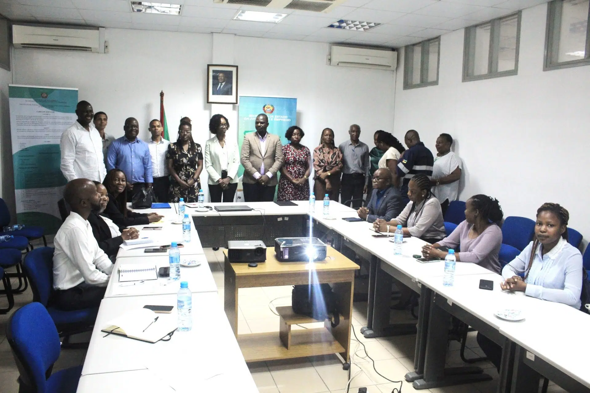 Fotografia dos participantes na formação de formadores moçambicanos na sala