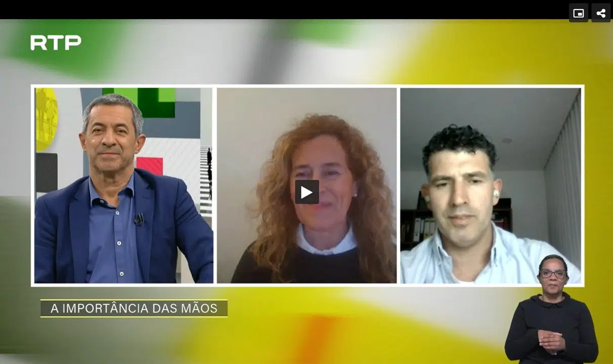 frameSociedadeCivilRTP2 frame da Sociedade Civil da RTP2. No ecrã está o apresentador, Isabel Fonseca do CRPG e o Tiago cliente do CRPG, a conversarem.