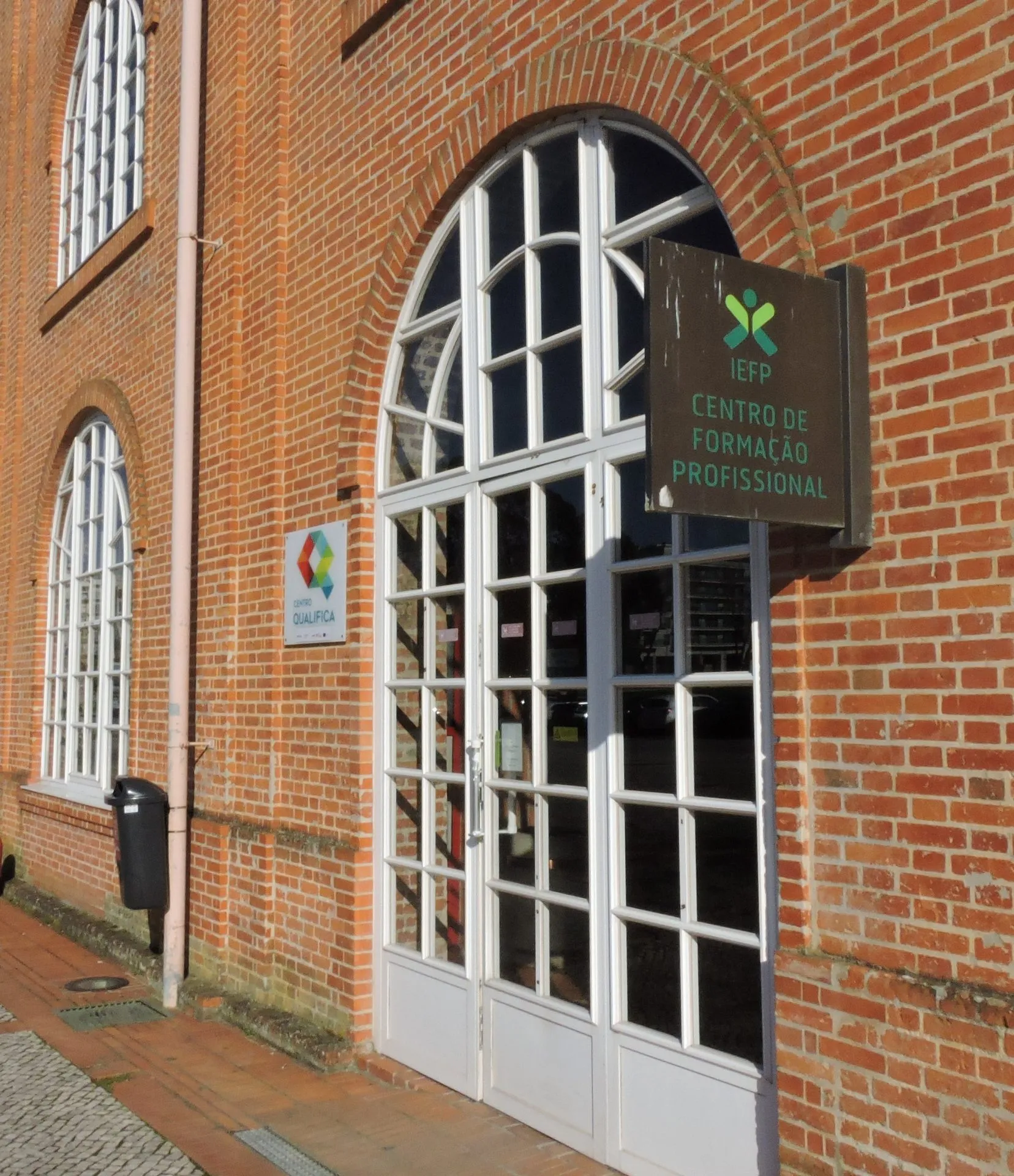 fotografia da fachada do IEFP Centro de Formação Profissional de Aveiro