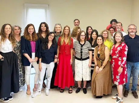 fotografia de grupo de pessoas, em pé, lado a lado, a sorrirem para a fotografia