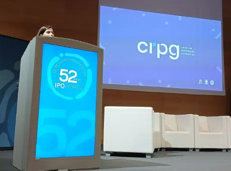 Técnico do CRPG em pé, atrás do pulpito a fazer uma apresentação