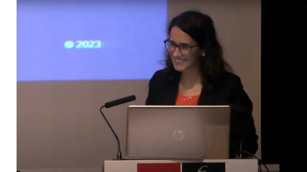 fotografia Andreia Mota durante apresentação no IV fórum nacional de saúde mental