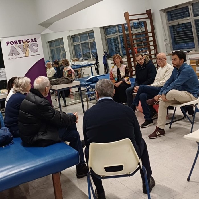 Fotografia de pessoas sentadas em roda a conversar