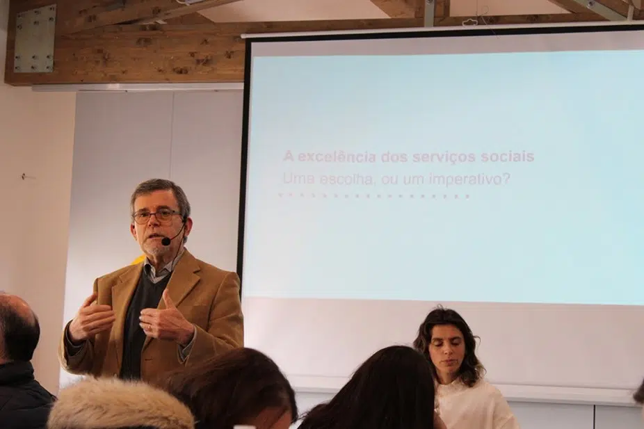 jornadas-da-assol fotografia de Dr. Jerónimo Sousa durante a sua apresentação