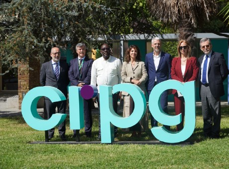 Fotografia de 6 pessoas lado a lado a sorrirem com o logotipo do CRPG no jardim