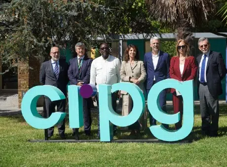 Fotografia de 6 pessoas lado a lado a sorrirem com o logotipo do CRPG no jardim