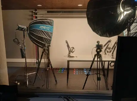 Fotografia de estúdio de gravação. Mesa de som e iluminação ligadas