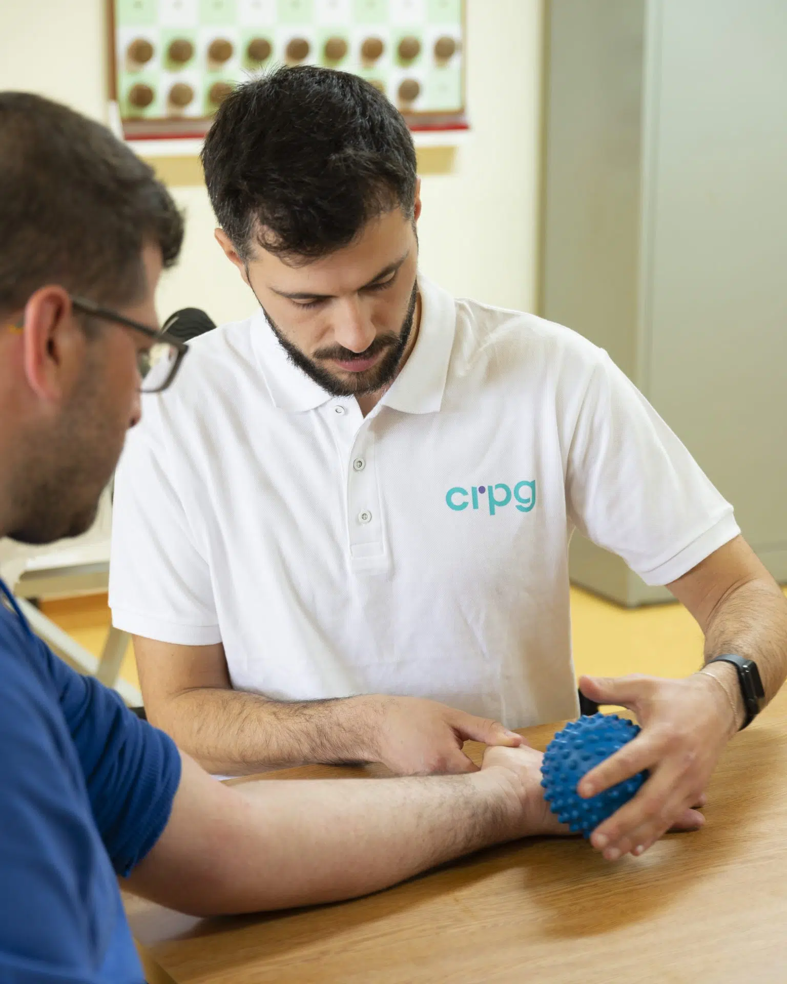 CRPG - Centro de Reabilitação Profissional Fotografia de cliente e colaborador durante terapia
