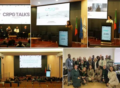 montagem de 5 fotografias. Um fotografia de grupo onde estão a olhar para a fotografia a sorrir. Outras 4 fotografias da sessão com pessoas no palco