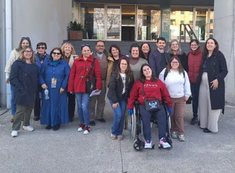 fotografia de grupo de pessoas lado a lado, à porta do Agrupamento de Escolas Oliveira Júnior, em São João da Madeira a sorrirem para a fotografia