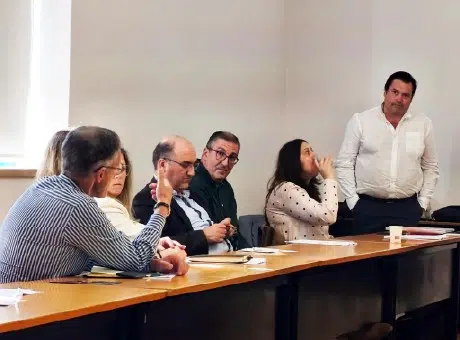 fotografia de José Oliveira, em pé, a escutar uma pessoa