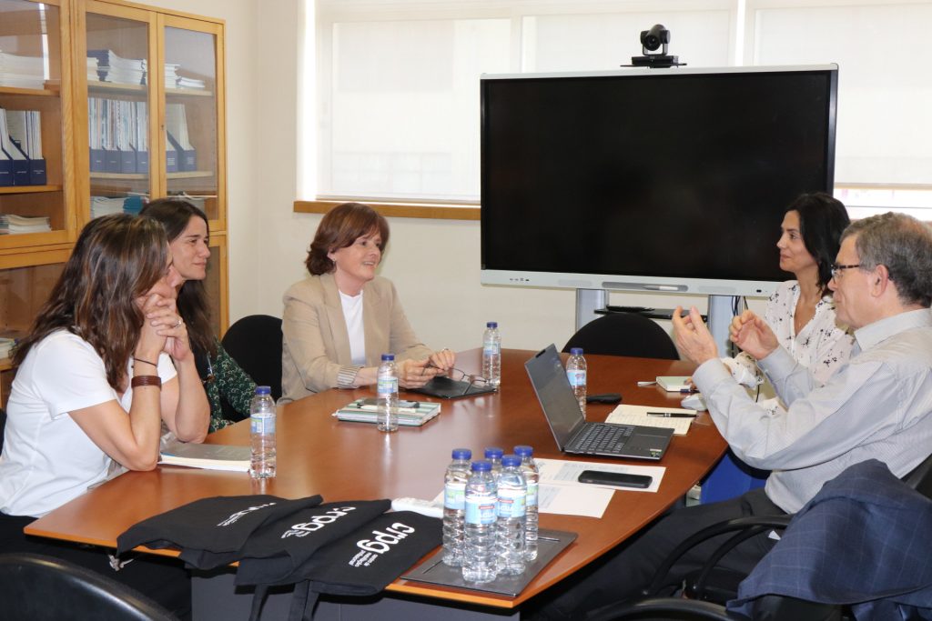 pessoas a conversar durante uma reunião