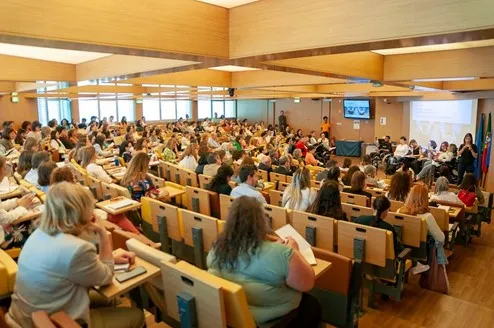 fotografia de plateia a assistir a apresentação