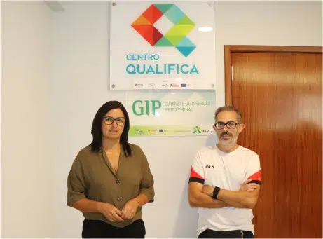 fotografia de dois clientes com a placa do Centro Qualifica na parede